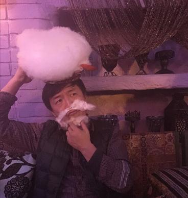 走进黄渤在生活中的家,家里面积最大的是厨房,难怪厨艺那么好了
