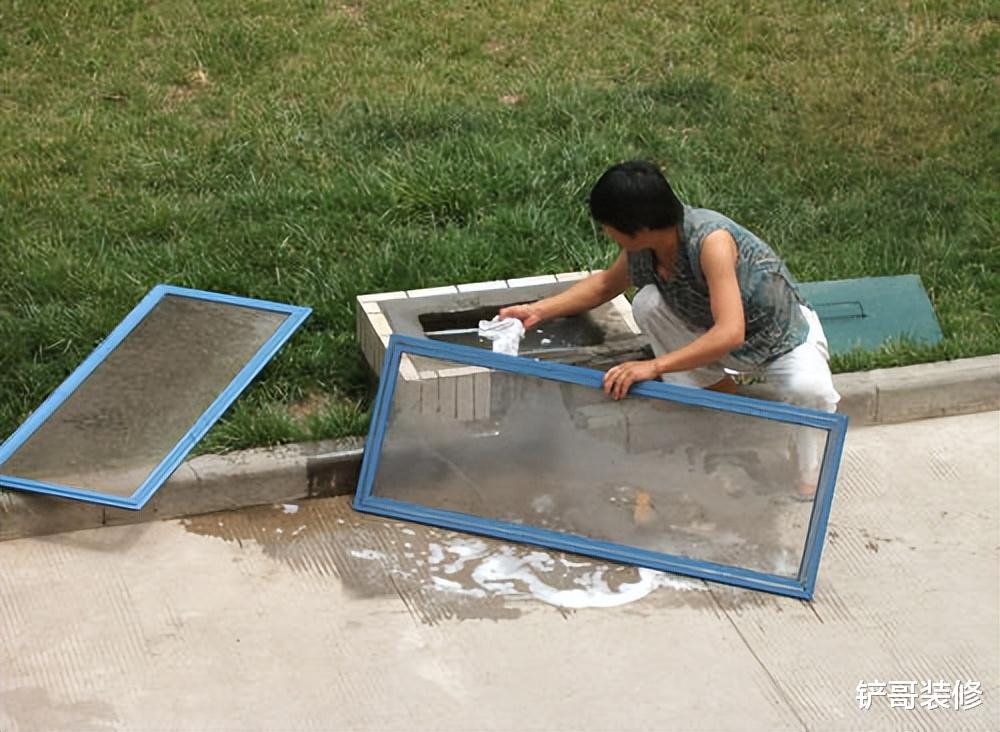 纱窗脏了直接换新的?错!老保洁教你几招,洗完跟新的一样