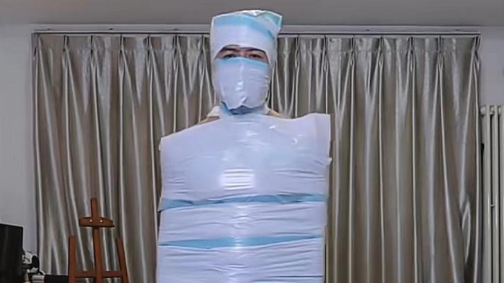 唐文龙|唐文龙在家走秀引争议！包装袋当衣服，上半身缠满塑料带太独特