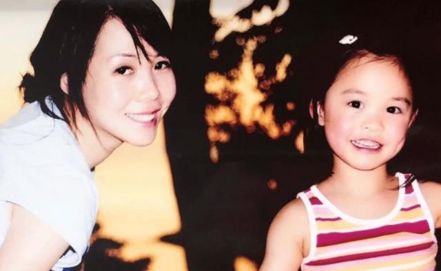 刘銮雄|刘銮雄小女儿晒近照，乘船出海垂钓，画面十分美好