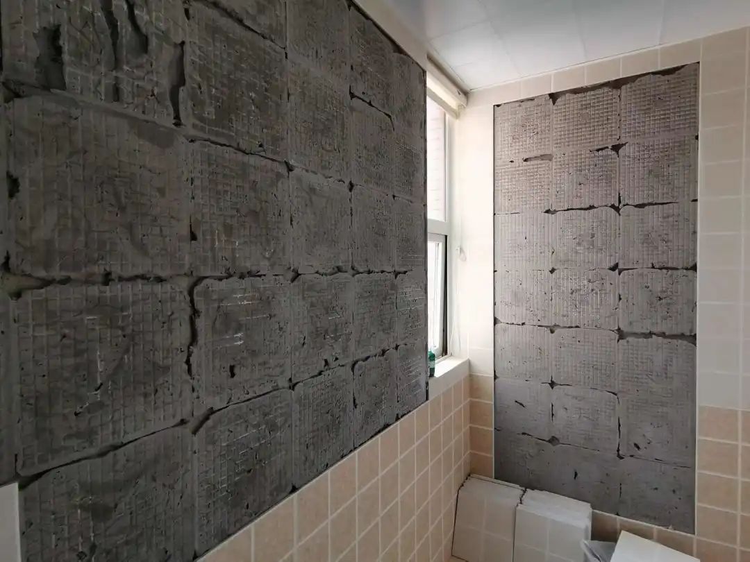 装修后4年刚入住,墙砖大面积脱落,装修公司:已过保,需付费维修