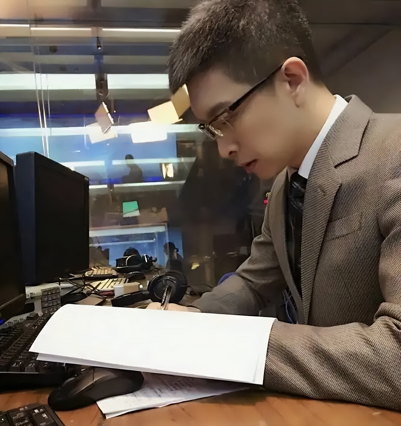 朱广权|朱广权：逆袭成央视主播，43岁还未结婚，父母也为他着急