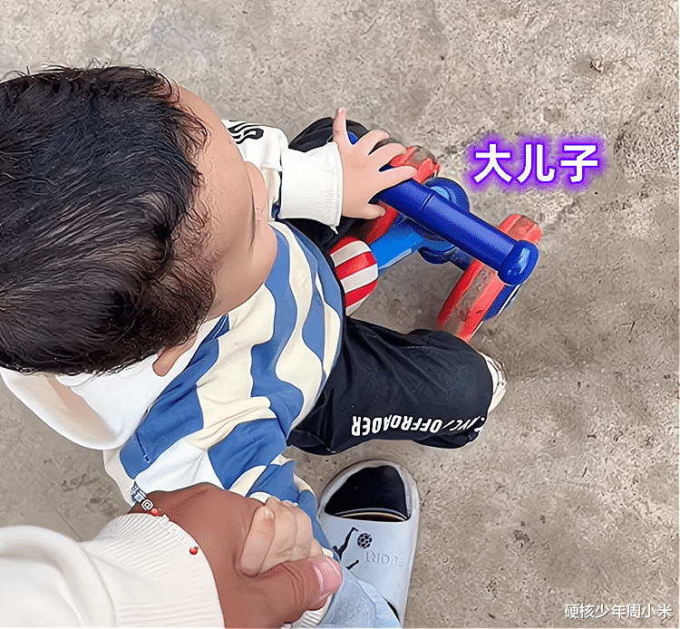 芭比Q了!男子和老婆吵架动手打人,老婆扔下宝宝和闺蜜“跑了”