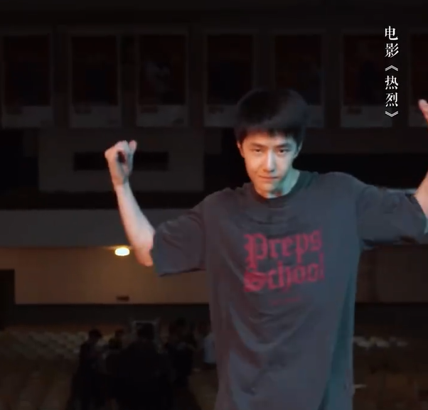 王一博|王一博《热烈》杀青照曝光!黄渤上演摸头杀,看到奶膘酷盖:爱了!