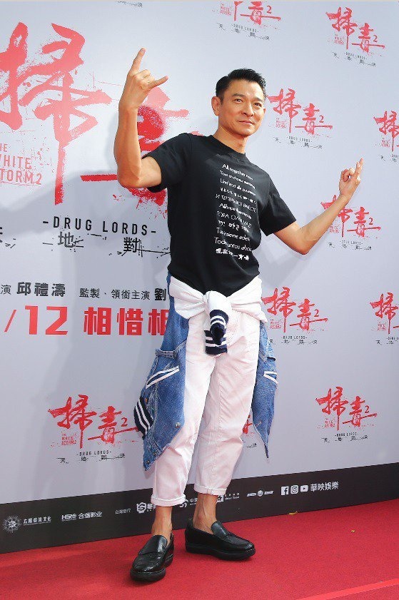 刘德华|刘德华妻女现身游乐园，朱丽倩半跪为女儿占位，孩子样貌神态随爹