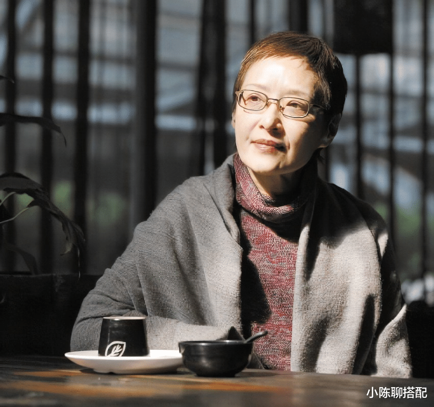 饮食 岁月沉淀的美才最优雅，看69岁胡因梦老了也时髦，知性又端庄