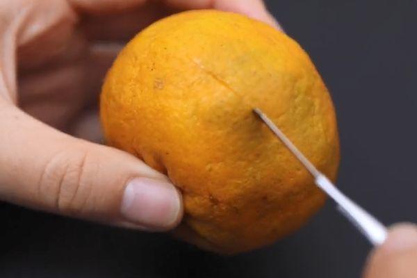 家中突然停电别慌,只需剥一个橘子,就能照亮整个屋子,太棒了