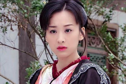 穆婷婷|穆婷婷:曾被继母挑拨关系,客厅健身秀身材!与粉丝合照接地气