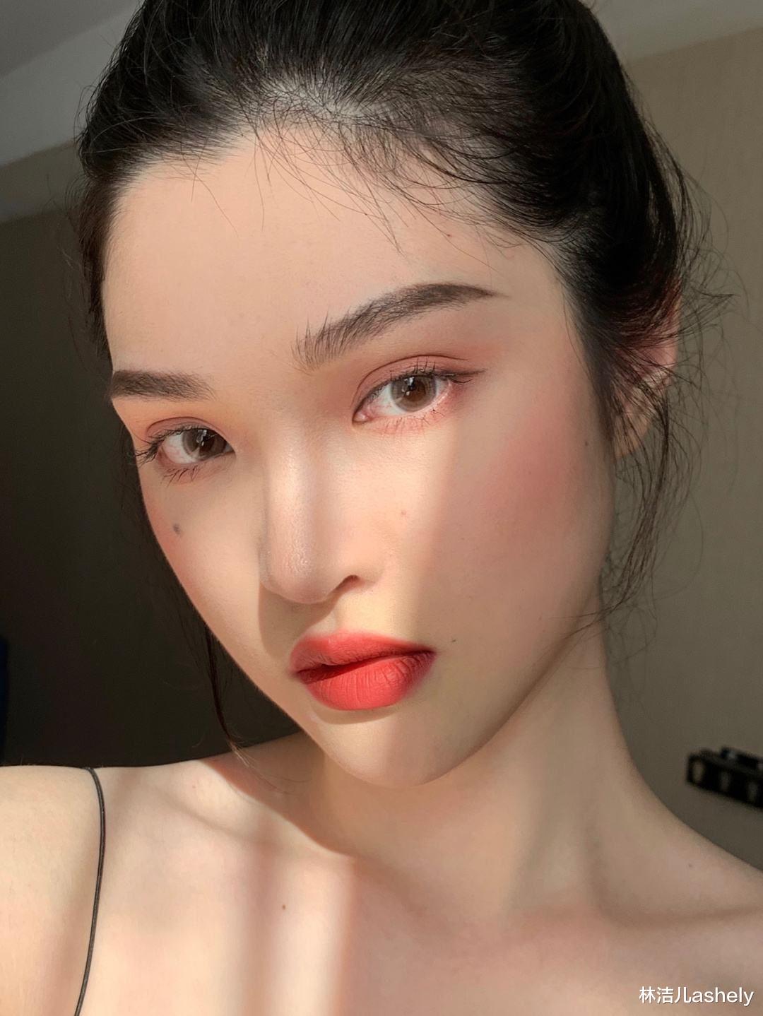 腮红 被关晓彤徐璐的“腮红眼妆”美到了，氛围感轻松拿捏，时髦又减龄