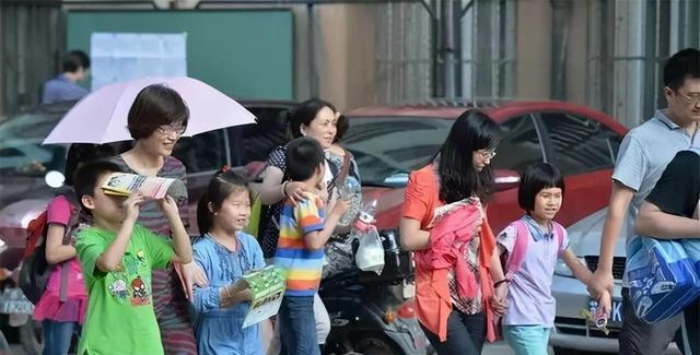幼儿园|职场宝妈建议调整下班时间方便接娃，官方回应：将进行合理评估