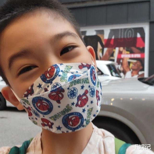 陈茵媺|陈茵媺夫妇带子女逛街吃美食 陈豪牵着两个儿子走路很温馨