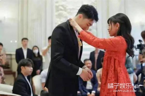 |特步七匹狼家族联姻？两人从发小变夫妇，霸总娇妻故事照进现实？