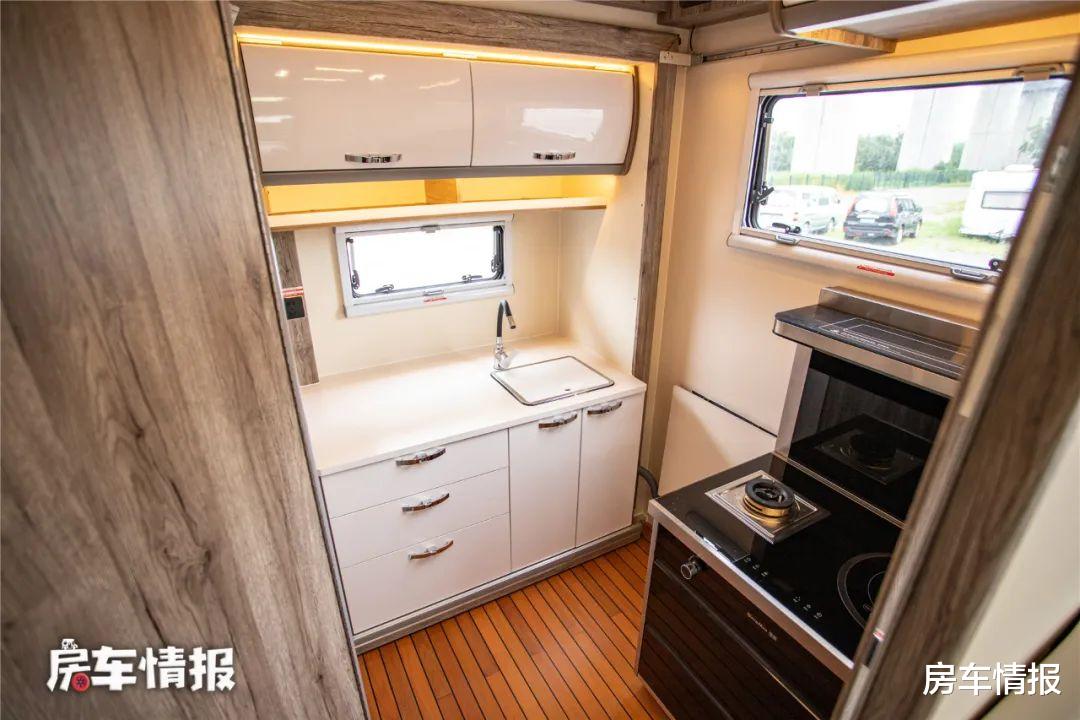 房车里的独立厨房真爽!爆炒不怕油烟,10度电空调尽情开还能冲澡