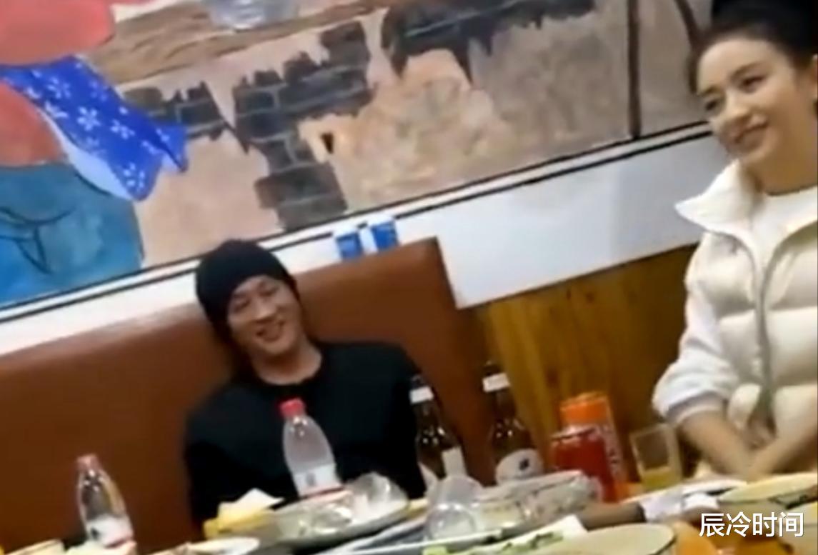 李宇春|在餐桌上拍到佟丽娅，脸上了年纪但没到老阿姨的地步，还是很漂亮