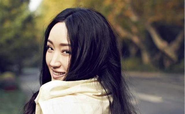 杨钰莹|杨钰莹到底有多美？第一次上央视时，连摄制组人员都被她的美貌迷倒