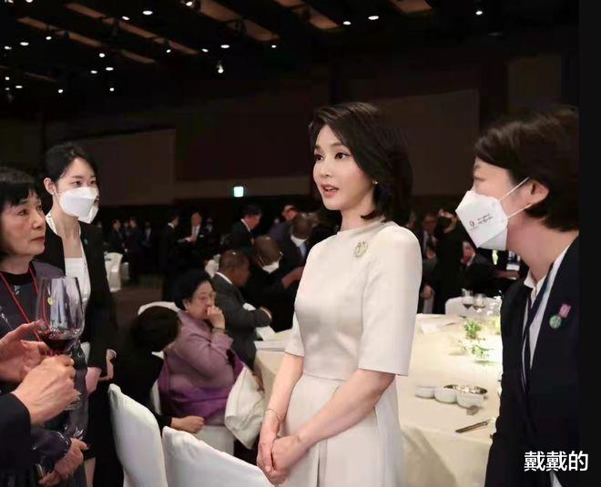 sk-2 50岁像20岁！新总统妻子亮相就职典礼却成韩国整容最牛代言