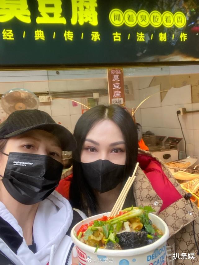 蔡少芬|张淇老婆晒与蔡少芬合照，两位嫂子一起逛街吃美食，玩得超开心