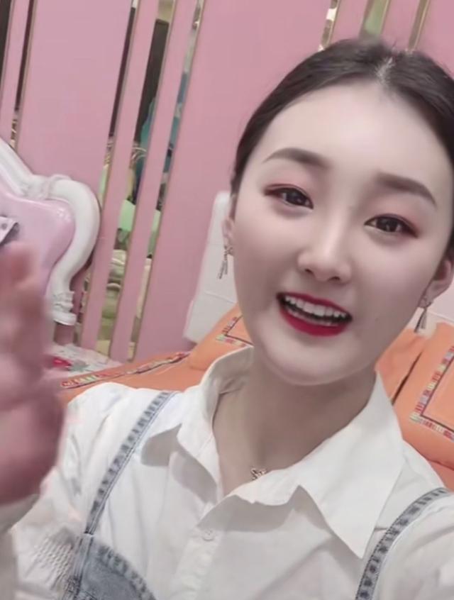 陈亚男|陈亚男亲戚家做客，双手抱娃画面温馨，被赞今后一定是位好妈妈