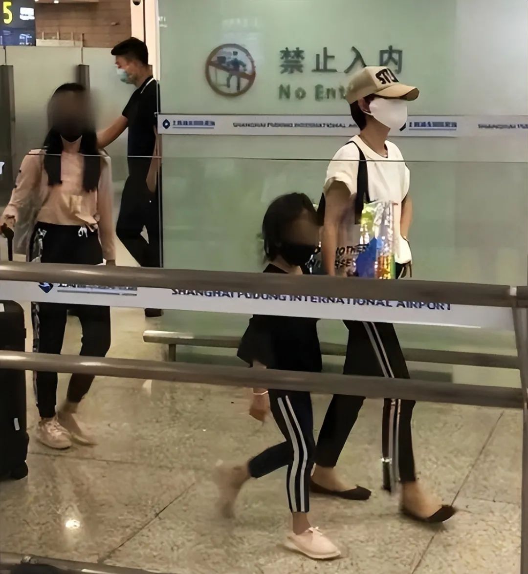 马伊琍|马伊琍携俩女儿走机场，一手牵一个好有爱， 14岁大女儿腿长超妈妈
