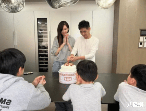 林志颖|林志颖车祸后首次挑战骑行,自拍时高举右臂比心,右手终于痊愈了