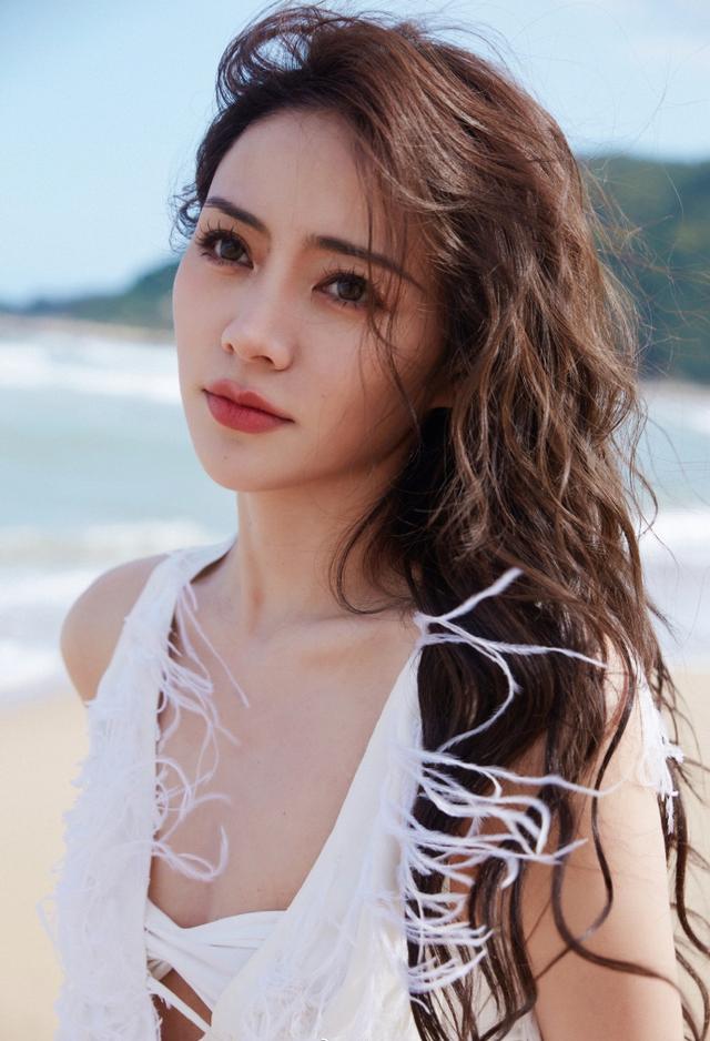 谢可寅|青春女星谢可寅晒写真，穿白色低胸柳条短裙，银装素裹分外妖娆