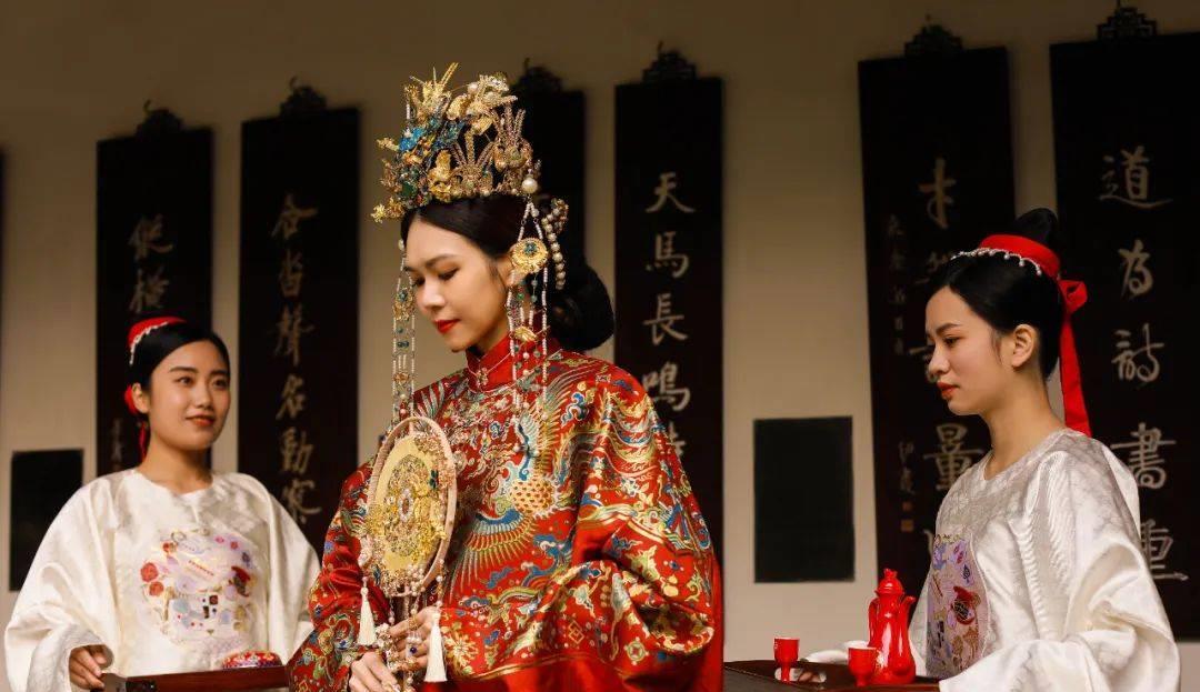 00后|00后职业伴娘:参与过44场婚礼,见证女网红嫁给榜一大哥