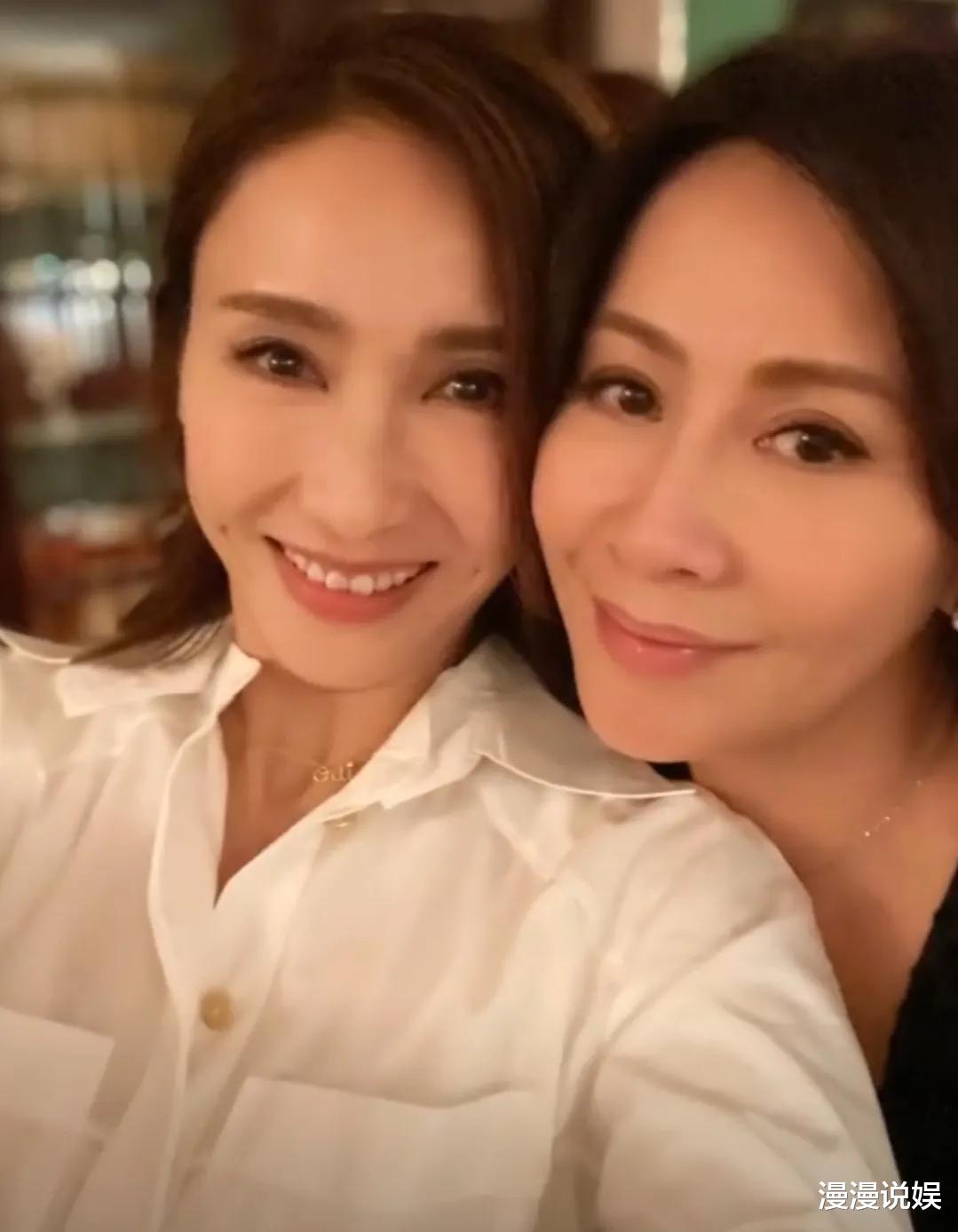 黎姿|50岁黎姿晒近照,皮肤光滑细腻,自称脸上无斑,意外透露保养秘方