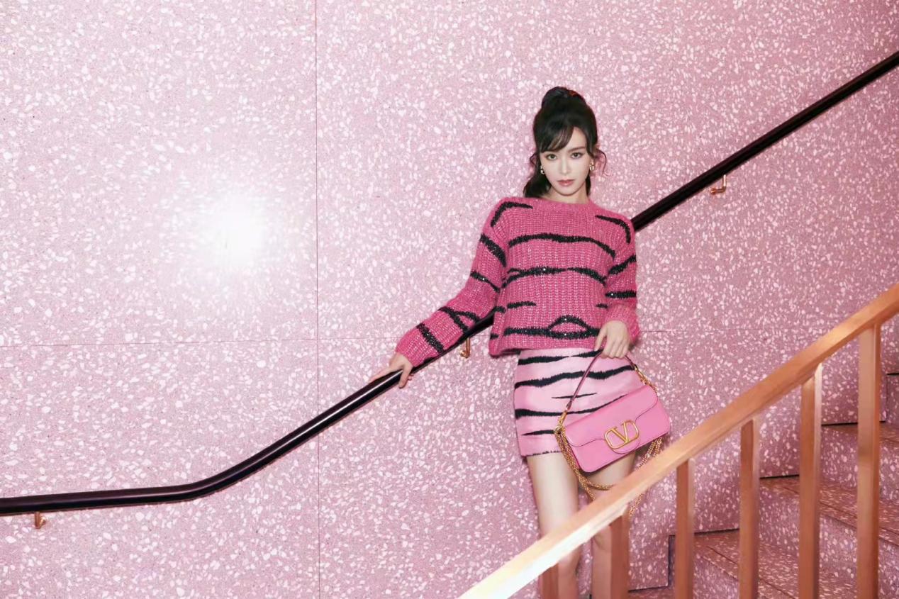 文咏珊|文咏珊实现大逆袭!穿一身粉撞衫秦岚少女感爆棚,美过昔日闺蜜baby