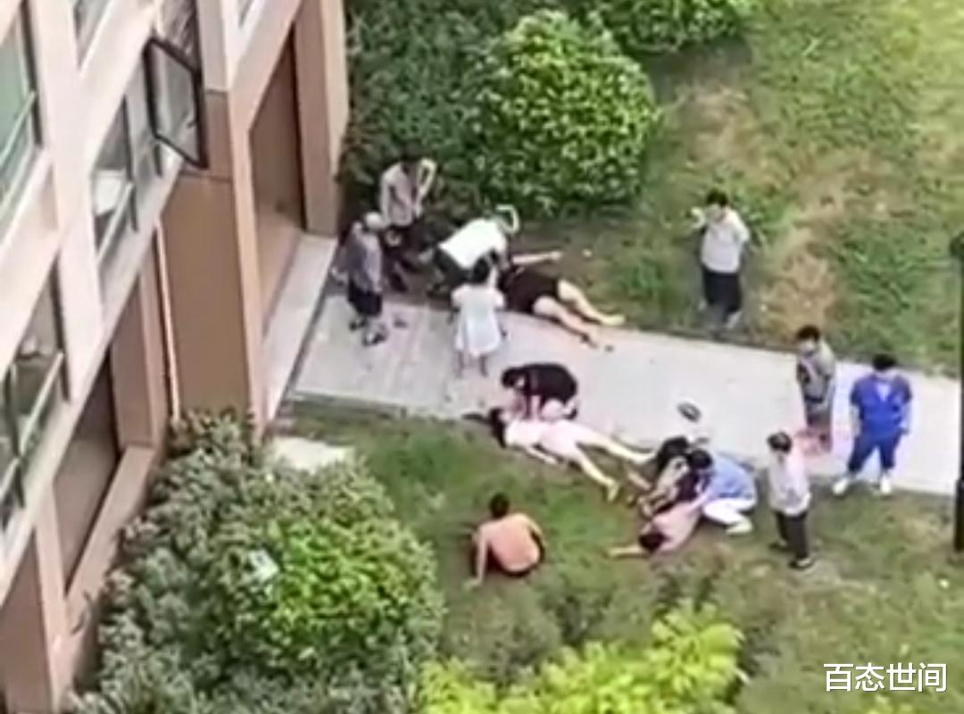 近日杭州一对母子坠楼,网传因为中考成绩不佳,家人悲痛欲绝、绝望倒地