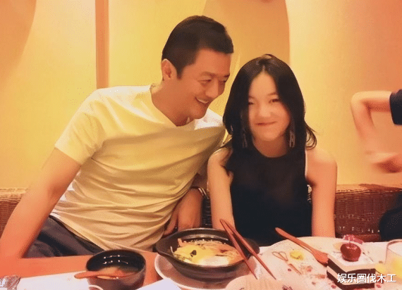 李亚鹏|李亚鹏一家三口过节，娇妻带女儿弄圣诞树，李嫣晒街头倒影显落寞