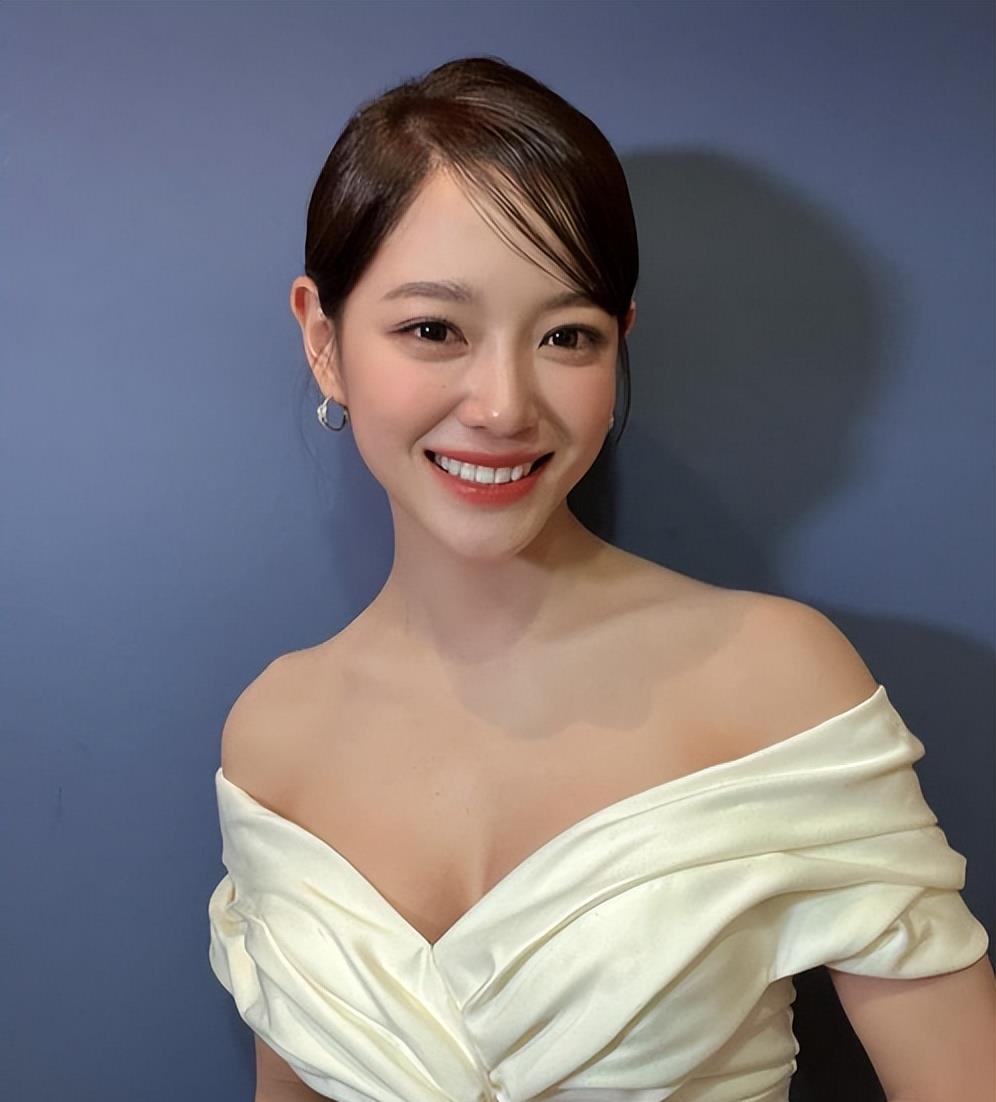 艾玛·斯通 像维生素一样充满新鲜魅力!“衣服姐姐”金世正的穿衣风格探索