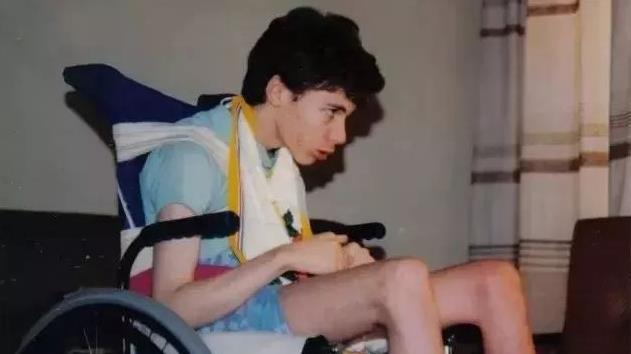 英国男孩马丁:患病卧床遭女护士非人折磨14年,没人知其醒着