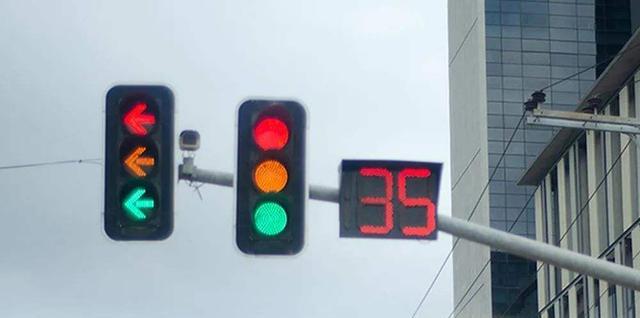 新国标红绿灯“怎么走”?网友教你一句顺口溜,让你不再闯红灯!