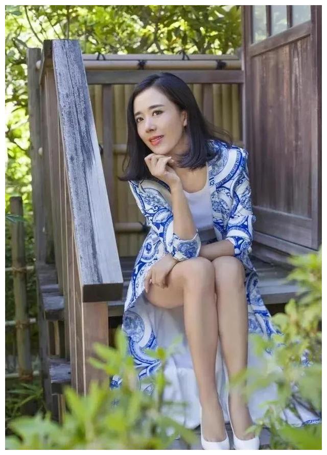 颜丹晨|44岁的颜丹晨犹如20多岁少女