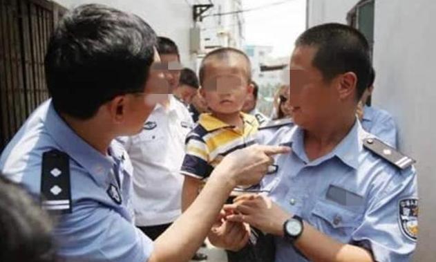 人贩抱着男孩就要溜,孩子情急之下喊出4个字,人贩丢下小孩就跑