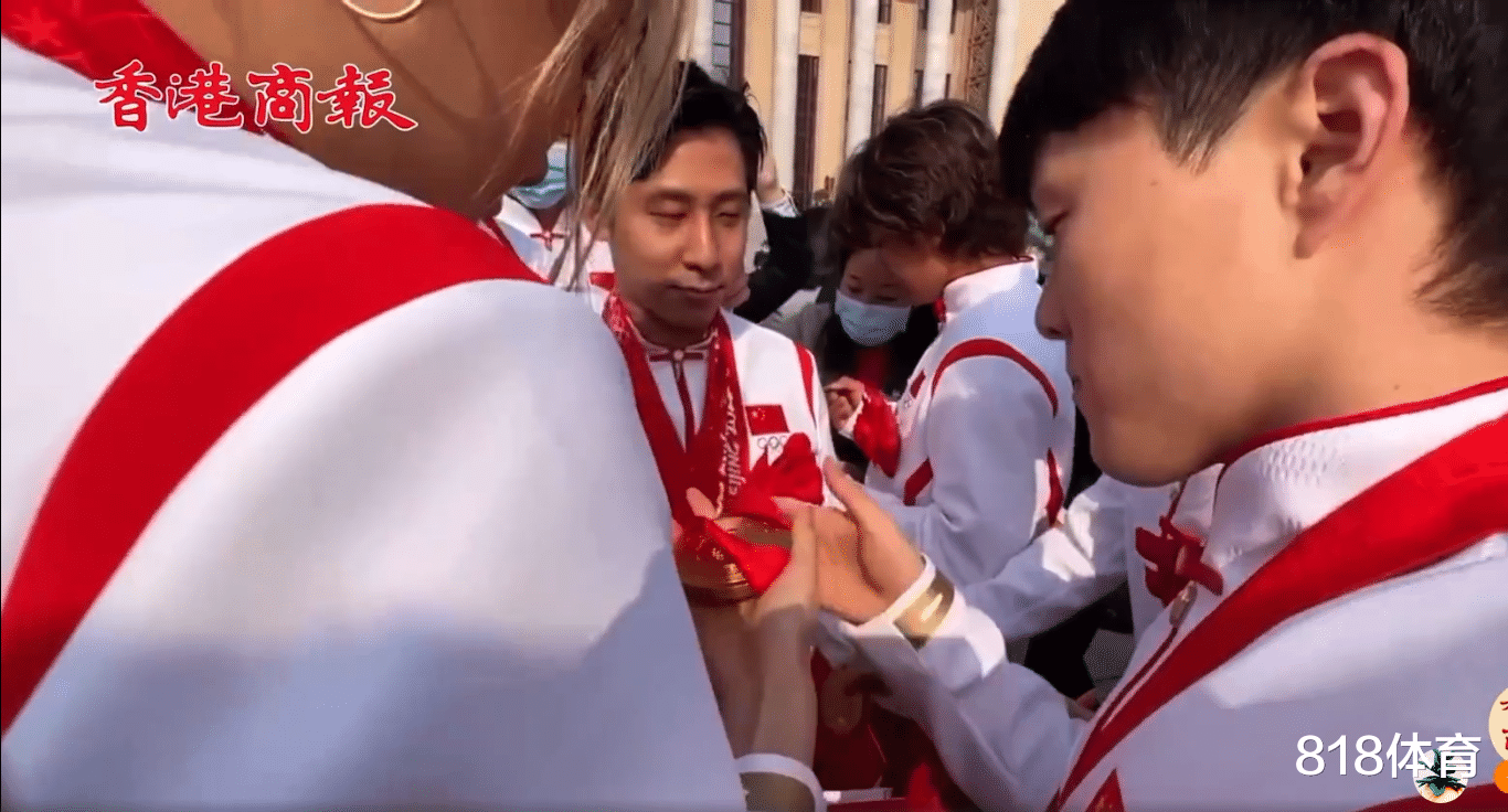 韩聪 凡尔赛! 韩聪佩戴中国冬奥9块金牌嘚瑟, 谷爱凌摘下一块: 这是我的之一