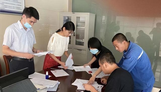 大学生|大学生面试被考官问烧脑题，女生仅回答2个字便被录取，实在是高