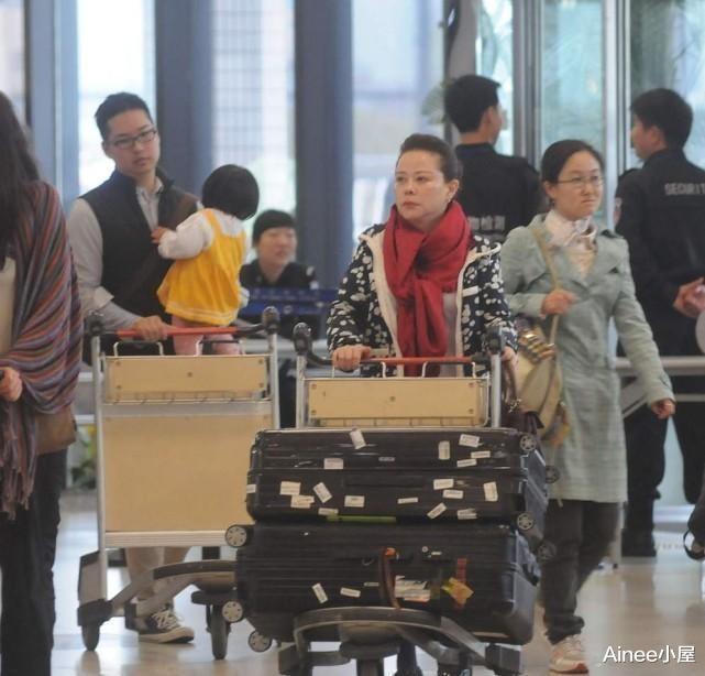 穿衣搭配|孙俪妈妈穿衣好高调，印花套装配红围巾，气质和普通老太太不同