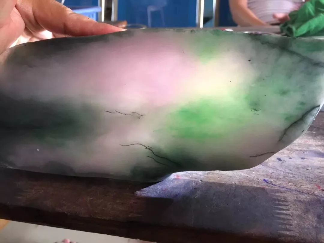 翡翠|高价拿下的莫湾基翡翠原石，一刀切出5条完美的春带彩手镯，让人心动！