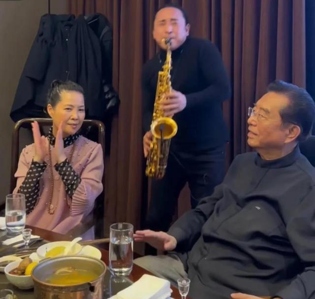 李双江|疑李双江一家三口其乐融融，你们可还记得10年前那个受伤的女孩子