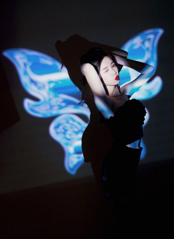 写真|虞书欣解锁新风格！冰与火光影大片，冷艳与炙热的双面魅力