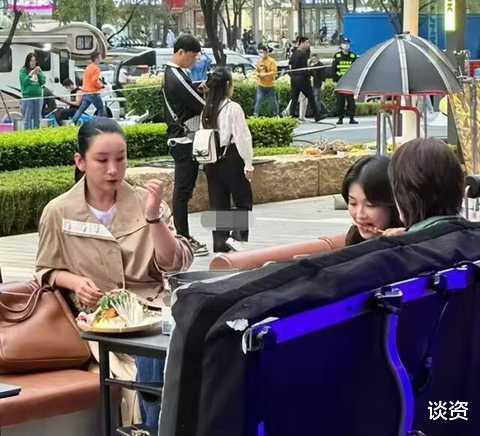 刘涛|刘涛秦海璐街边拍戏吃烧烤，刘涛不顾形象大口撸串，模样姿势接地气