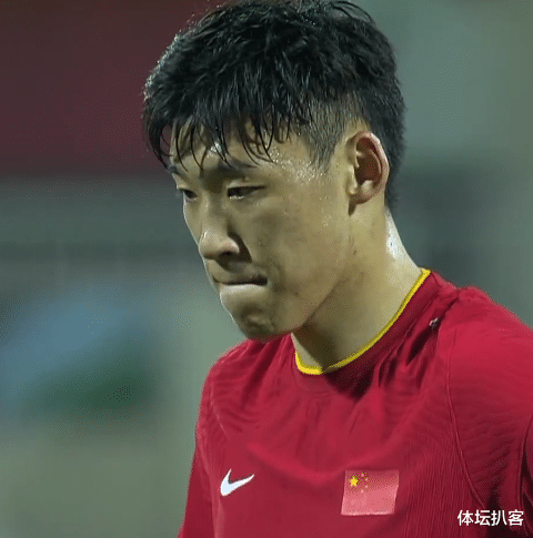 国足|伟大1-1！国足终结2连败，创下4大纪录，感人一幕：球员集体指天
