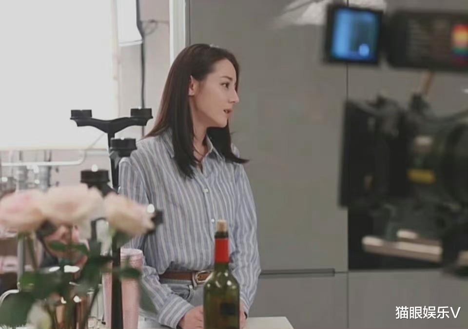 迪丽热巴|热巴新剧《公诉精英》路透，黑色制服御姐范十足，淡妆依旧抗打