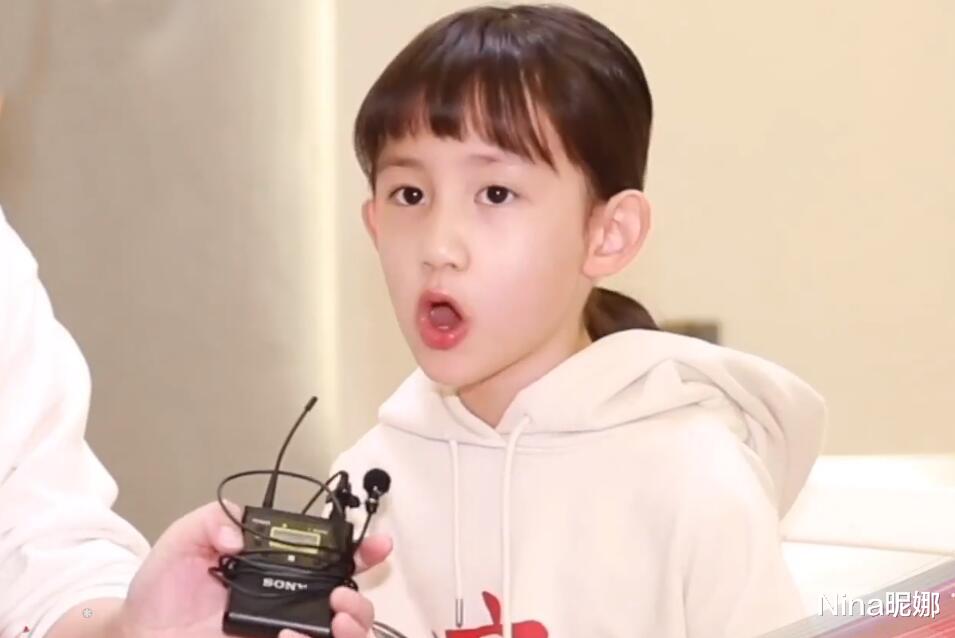 黄磊|黄磊首次带小女儿露面，9岁穿连帽卫衣剪刀切刘海，母女高鼻梁似烙饼