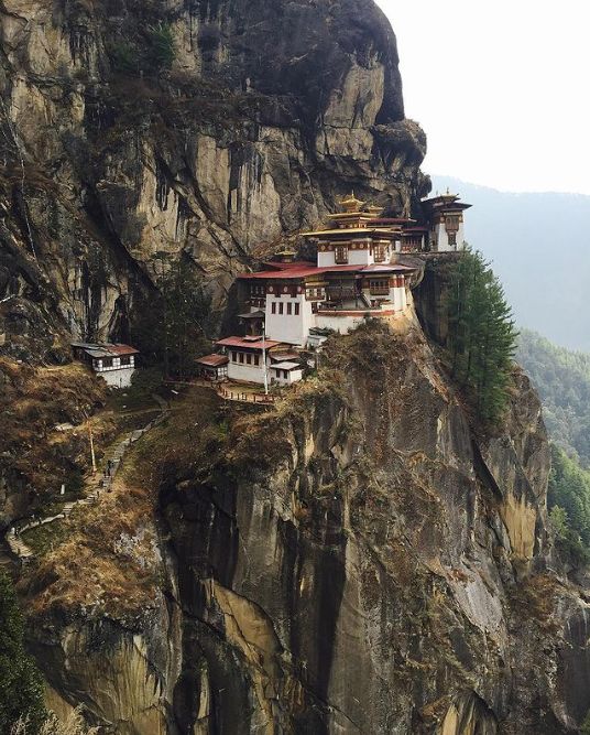 |9座令人难以置信的建筑建在世界各地的悬崖边上，中国的你能猜到