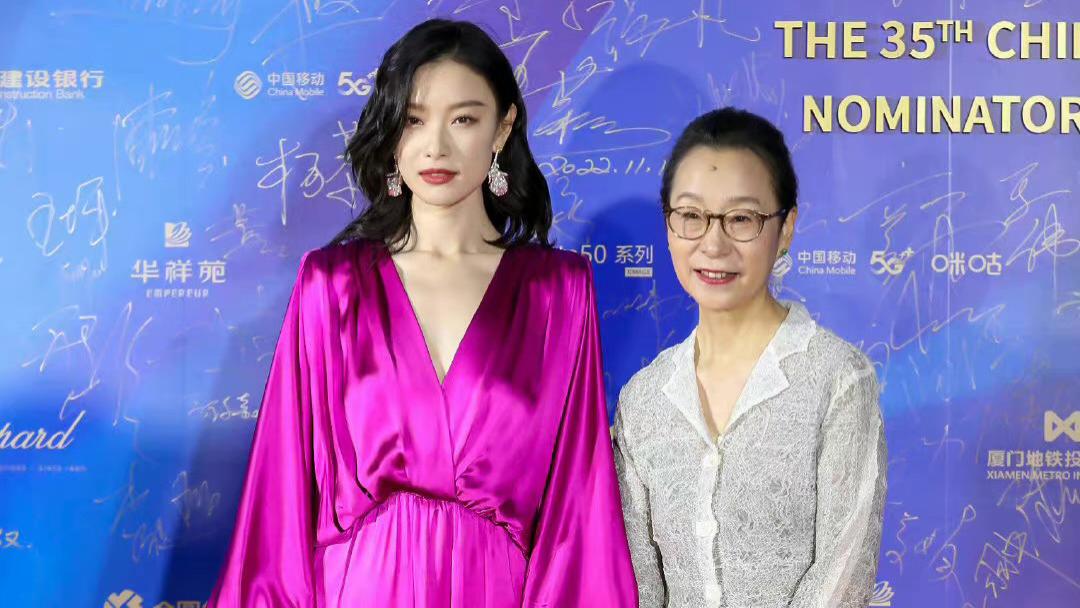 倪妮|倪妮真是为大场面而生！穿睡衣风长裙走红毯似女王，老戏骨奚美娟太寒酸