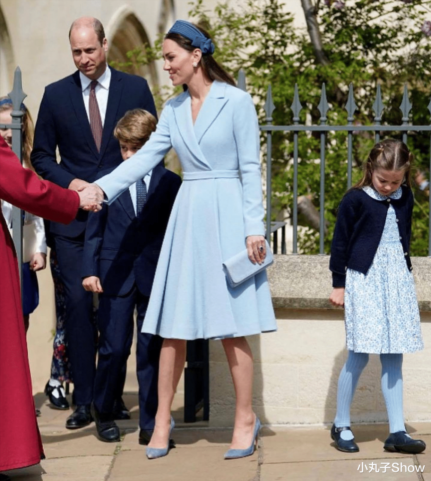 凯特王妃|凯特王妃威廉王子携宝宝亮相活动，蓝色亲子装温馨，威廉秃顶抢镜