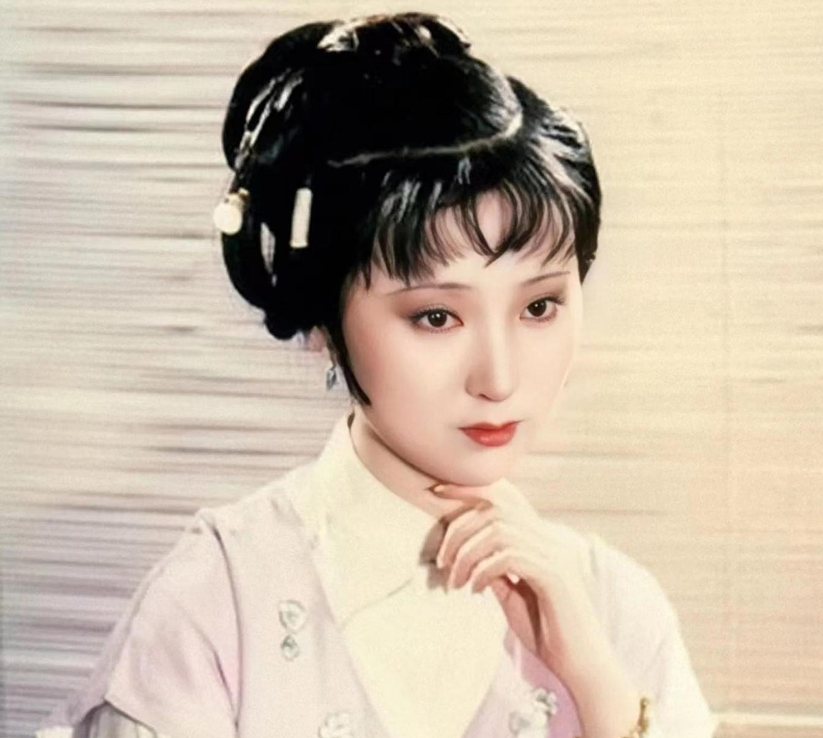 同样是演“林黛玉”,把陈晓旭和蒋梦婕放在一起看,差距就出来了