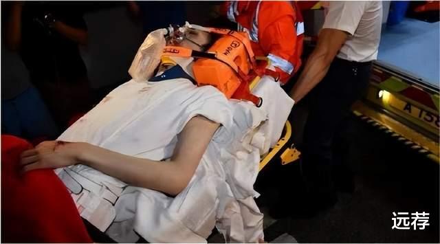 香港男团演唱会惨烈事故超多细节！被砸中艺人正脸曝光！